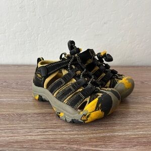 Keen Kids Sandals in Black and Yellow